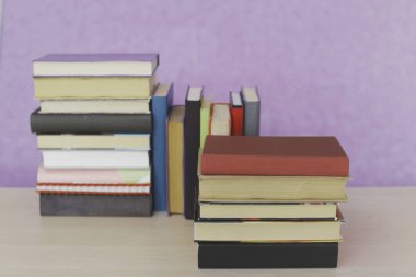 Mor zemin üzerine kitap yığını