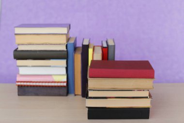 Mor zemin üzerine kitap yığını