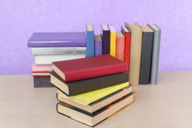 Mor zemin üzerine kitap yığını