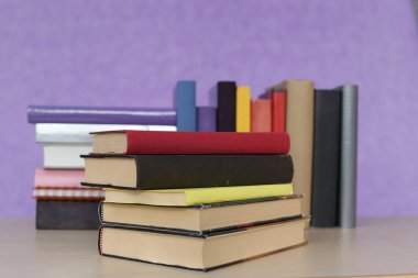 Mor zemin üzerine kitap yığını