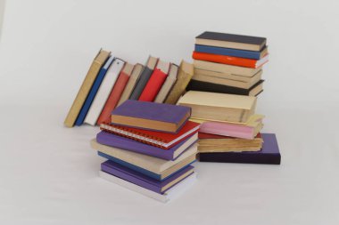 Beyaz arka plan üzerinde okul kitapları