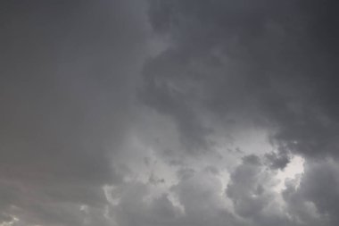 Gökyüzünü kara bulutlar yağmur önce