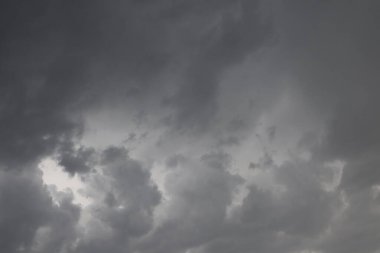 Gökyüzünü kara bulutlar yağmur önce