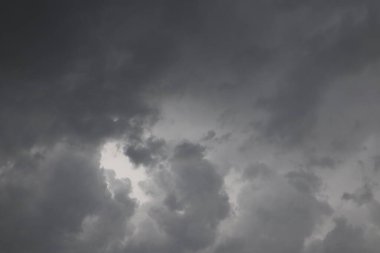 Gökyüzünü kara bulutlar yağmur önce