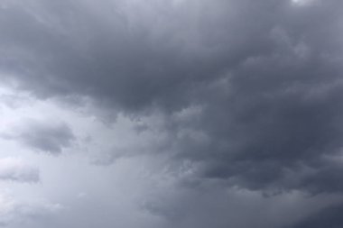 Gökyüzünü kara bulutlar yağmur önce