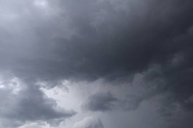 Gökyüzünü kara bulutlar yağmur önce