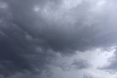 Gökyüzünü kara bulutlar yağmur önce