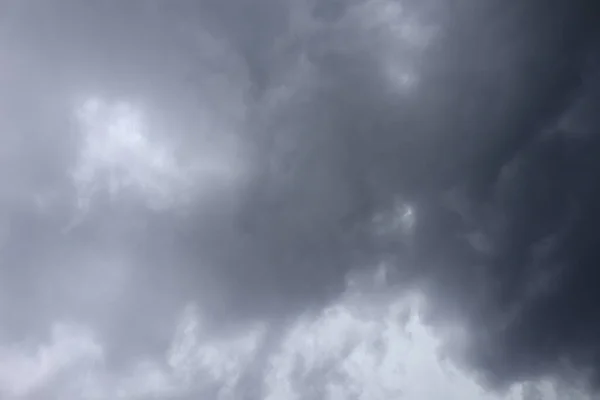 Cielo Con Nubes Oscuras Antes Lluvia —  Fotos de Stock