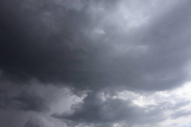 Gökyüzünü kara bulutlar yağmur önce