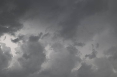Gökyüzünü kara bulutlar yağmur önce