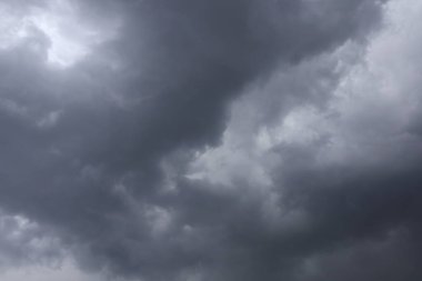 Gökyüzünü kara bulutlar yağmur önce