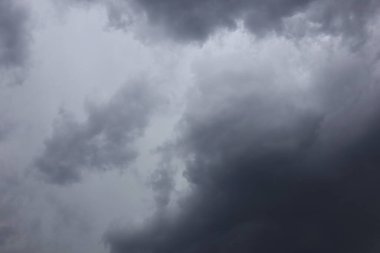 Gökyüzünü kara bulutlar yağmur önce