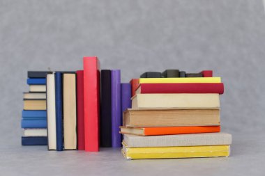 Gri arkaplan üzerine kitap yığını