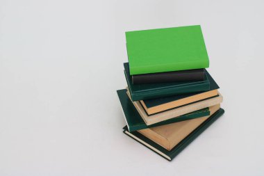 beyaz zemin üzerine yeşil kitap