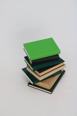 beyaz zemin üzerine yeşil kitap