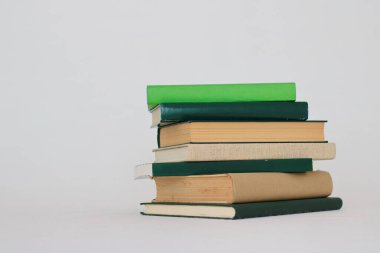 beyaz zemin üzerine yeşil kitap