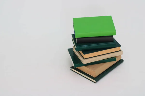 Livros Verdes Sobre Fundo Branco — Fotografia de Stock
