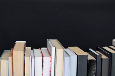  Raftaki renkli kitaplar