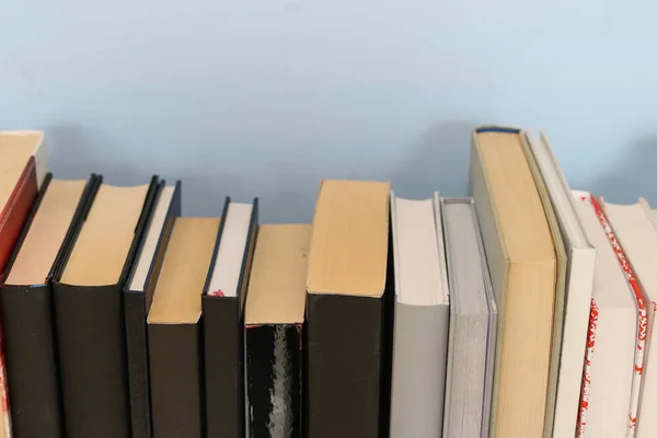 Кольорові Книги Полиці — стокове фото