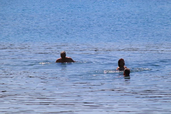 Makarska Chorvatsko 2022 Turisté Užívají Slunečného Počasí Pláži Moře — Stock fotografie