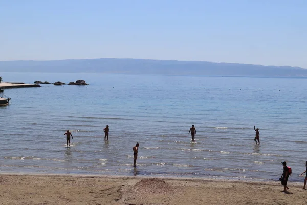 Bölünme, Hırvatistan, 14.05.2022 Güzel ve pek çok turist güneşli havayı güneşlenmek ve ünlü Split sahil Bacvice 'sinde yüzmek için kullanıyor
