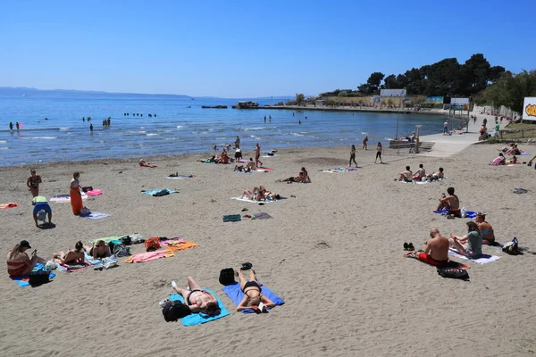 Bölünme, Hırvatistan, 14.05.2022 Güzel ve pek çok turist güneşli havayı güneşlenmek ve ünlü Split sahil Bacvice 'sinde yüzmek için kullanıyor