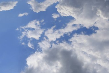 Beyaz bulutlu mavi gökyüzü