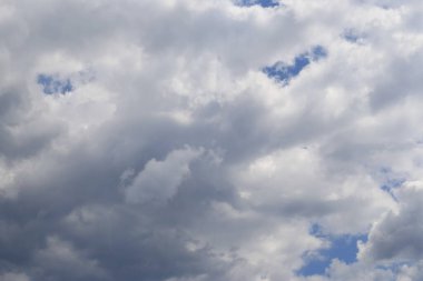 Beyaz bulutlu mavi gökyüzü