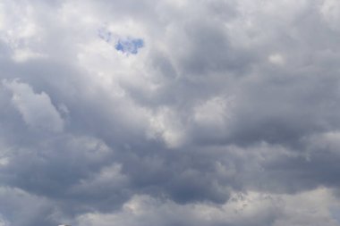 Beyaz bulutlu mavi gökyüzü