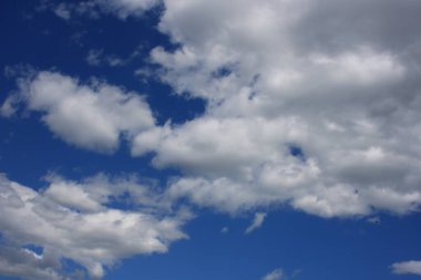 Bulutlu mavi gökyüzü