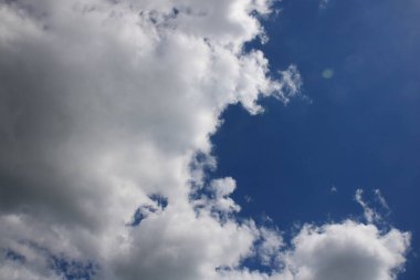 Bulutlu mavi gökyüzü