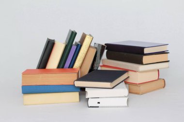  Beyaz arkaplan üzerine kitaplar 