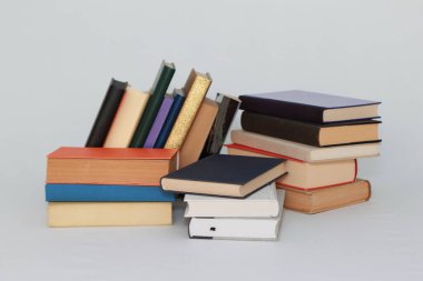  Beyaz arkaplan üzerine kitaplar 