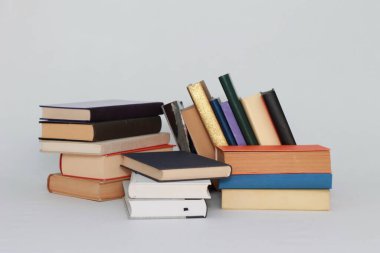  Beyaz arkaplan üzerine kitaplar 