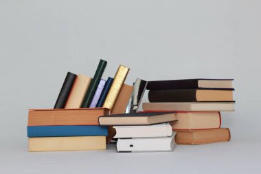  Beyaz arkaplan üzerine kitaplar 