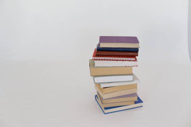 Beyaz arka plan üzerinde okul kitapları