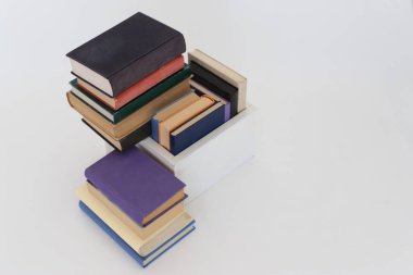 Beyaz arka plan üzerinde okul kitapları