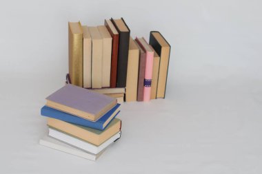 Beyaz arka plan üzerinde okul kitapları