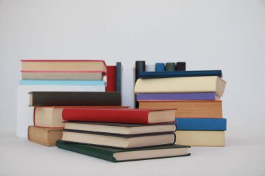 Beyaz arkaplan üzerine kitaplar
