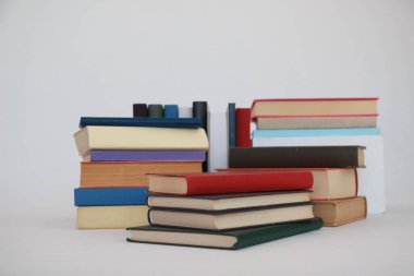 Beyaz arkaplan üzerine kitaplar