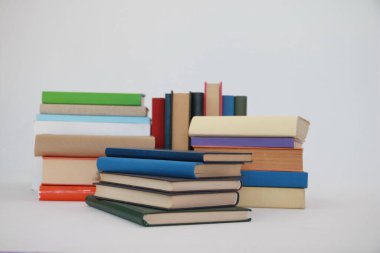 Beyaz arkaplan üzerine kitaplar