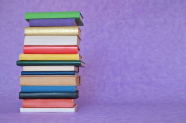 Ahşap zemin üzerine kitap yığını