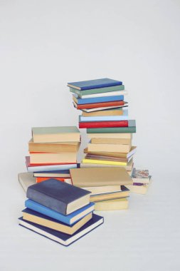 Beyaz arkaplan üzerine kitap yığını
