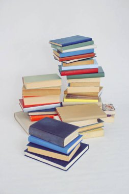 Beyaz arkaplan üzerine kitap yığını