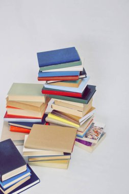 Beyaz arkaplan üzerine kitap yığını