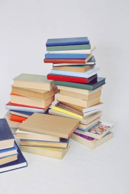 Beyaz arkaplan üzerine kitap yığını