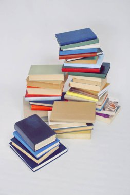 Beyaz arkaplan üzerine kitap yığını