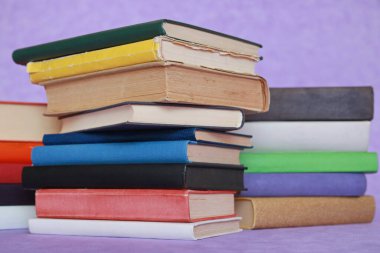 Mor zemin üzerine kitap yığını