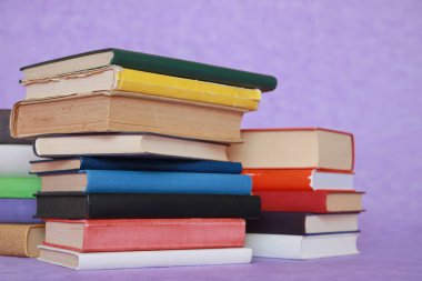 Mor zemin üzerine kitap yığını