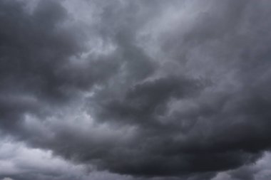 Kara gökyüzü ve yağmur bulutları
